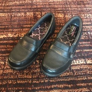 Skechers Women’s black loafers footwear!